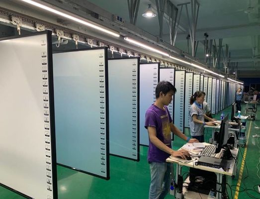 Η τεχνολογία αγγίγματος υπέρυθρου Διαδραστική οθόνη αφής Λευκό πίνακα για δάχτυλα ή μη διαφανή αντικείμενα Γραφή και ζωγραφική 82 ίντσες έως 150 ίντσες