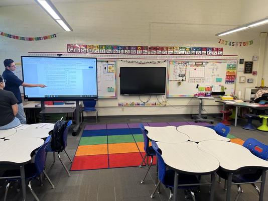 Τρόπος γραφής Ακτινοειδής οθόνη ή οποιοδήποτε αδιαφανές αντικείμενο Διαδραστική οθόνη Εξοπλισμένη με 4GB ή 8GB RAM που επιτρέπει ομαλή απάντηση αφής και ροή εργασίας Για την εκπαίδευση στο σχολείο διδασκαλία διαδραστική ταμπλό